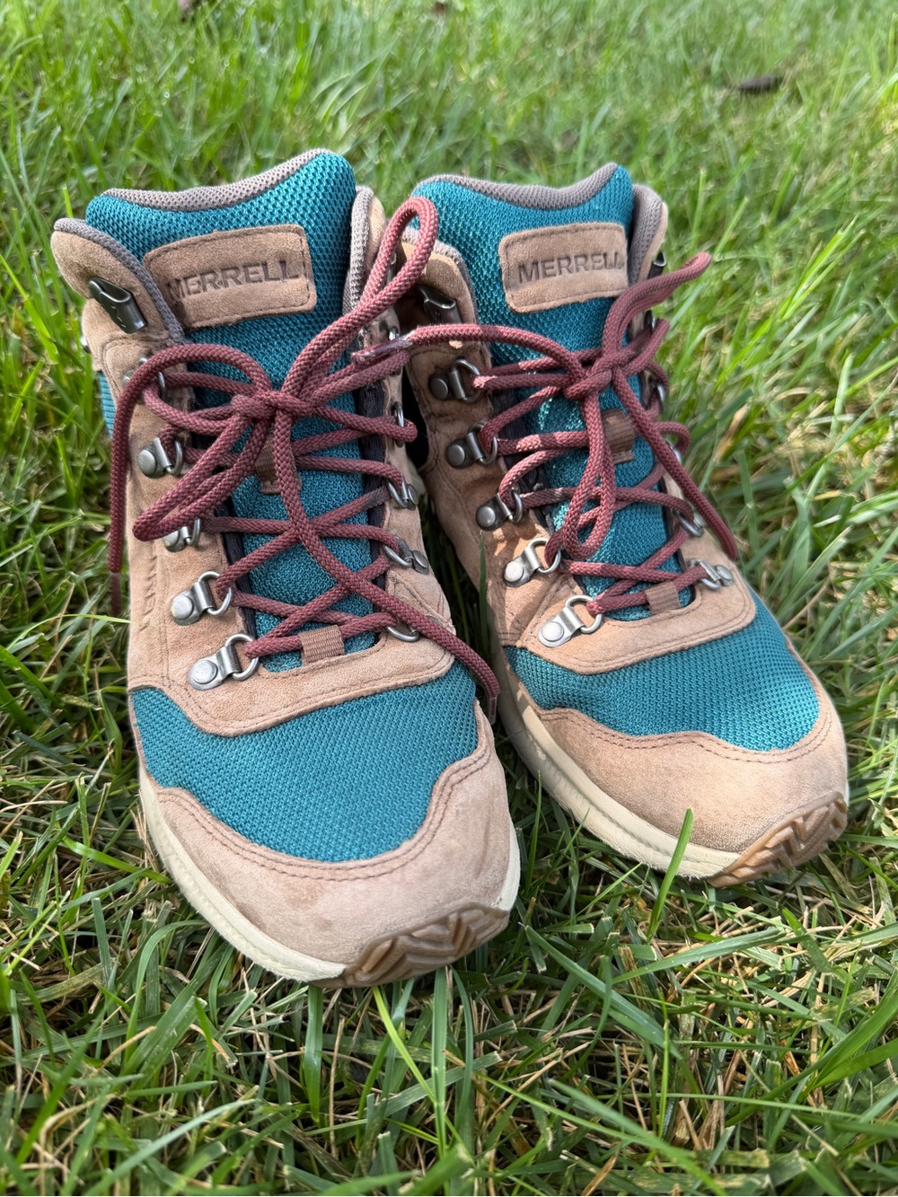 Merrell Women’s Size 8 Teal and Tan Hiking Boots with Burgundy Laces